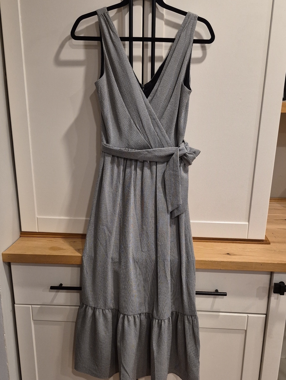 DKNY - NWOT Sleeveless Faux Wrap Midi Dress in Light Gray With Belt Tie - Picture 2 of 5